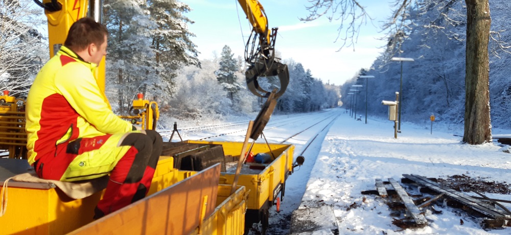 Verlegung von Strailplatten am Bahnhof Grenzau - Winter 2022