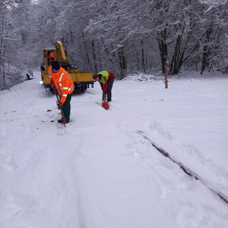 Spurrillen von Schnee und Eis befreien am Bahnhof Nauort
